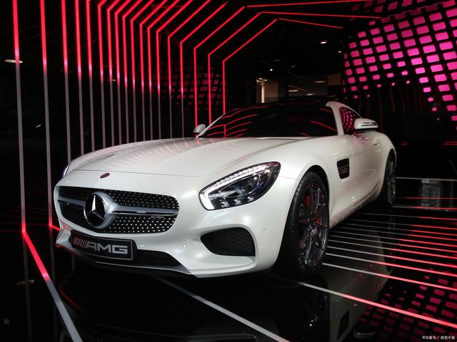 奔驰外观设计魅力(豪华气派,尽显尊贵)-