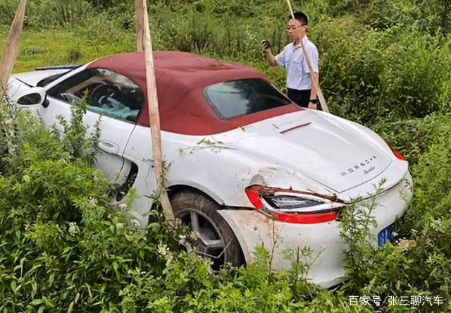 20多万粉丝的网红,驾驶保时捷惨落四脚朝天:几十万没了-