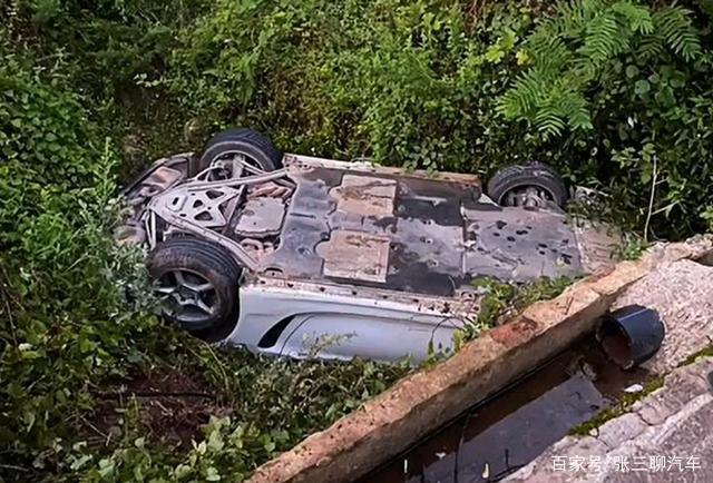 20多万粉丝的网红,驾驶保时捷惨落四脚朝天:几十万没了-