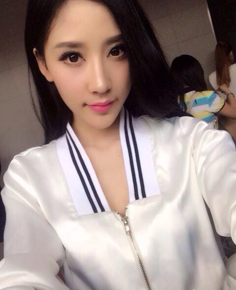 上海车展十大最惊艳车模合集(这是两地不同胆大的车模)(11)