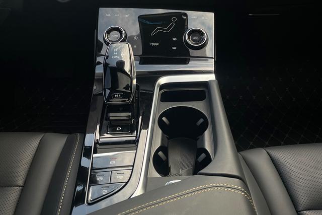 奔腾b70这车怎么样(评奔腾B702.0T动力充沛)(12)