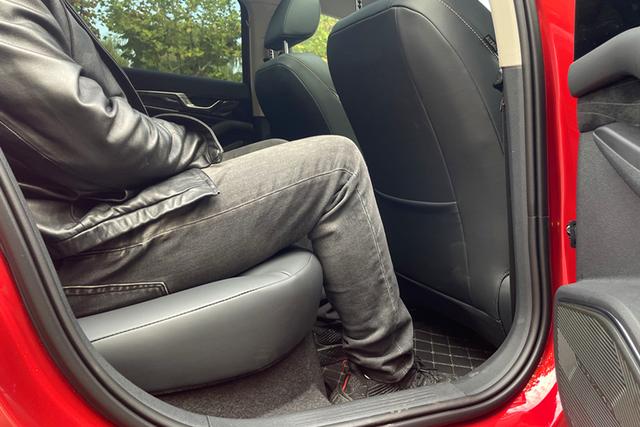 奔腾b70这车怎么样(评奔腾B702.0T动力充沛)(9)