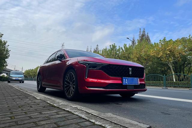 奔腾b70这车怎么样(评奔腾B702.0T动力充沛)(1)