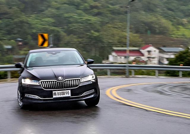 好开的车到底是什么感觉？动力响应强劲，底盘舒适减振-